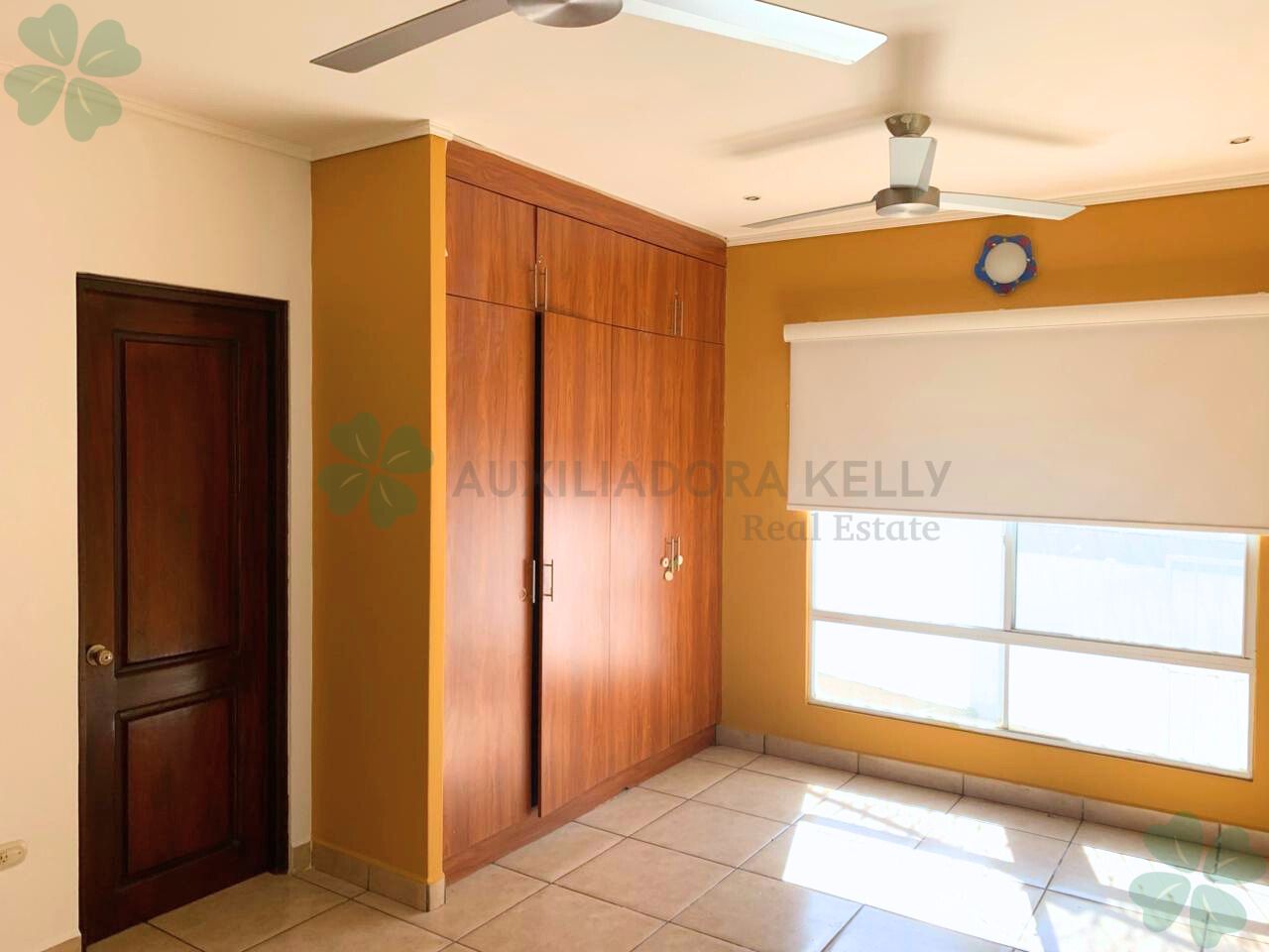 En renta linda casa en sector de pista Jean Paul Genie